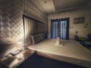 Quarto casal básico | Roupas de cama antialérgicas, cofres nos quartos, escrivaninha
