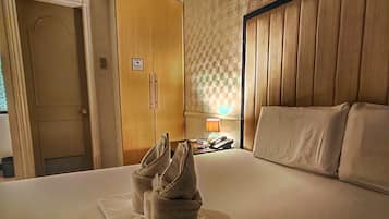 Habitación básica doble | Ropa de cama hipoalergénica y caja de seguridad en la habitación