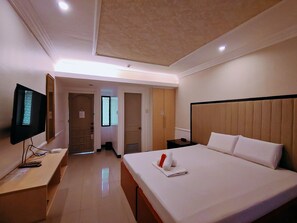 Basic Double Room | Hypo-allergenic bedding, in-room safe, desk, soundproofing