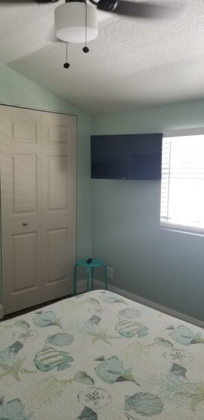 1 bedroom, iron/ironing board, free WiFi, bed sheets - Cute and Cozy Beach Bungalow. Steps to the Beach. Free off-street Parking!  (Clearwater)