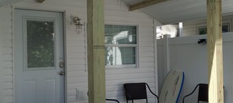 Cute and Cozy Beach Bungalow. Steps to the Beach. Free off-street Parking! 