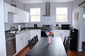 雪櫃、微波爐、焗爐、爐具