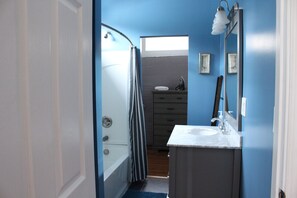 Combined shower/bathtub, hair dryer, towels, soap