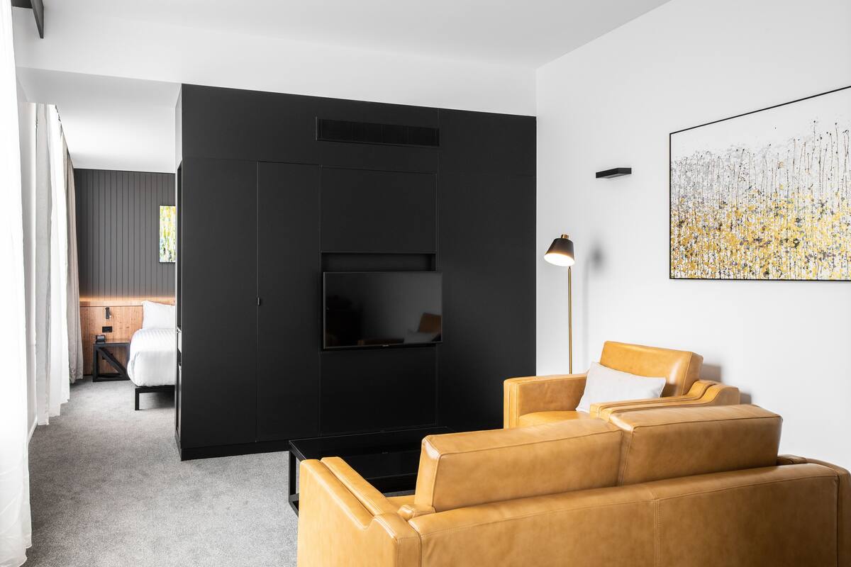 verge ultimate | living area | 50-inch smart tv with digital channels, tv, streaming services