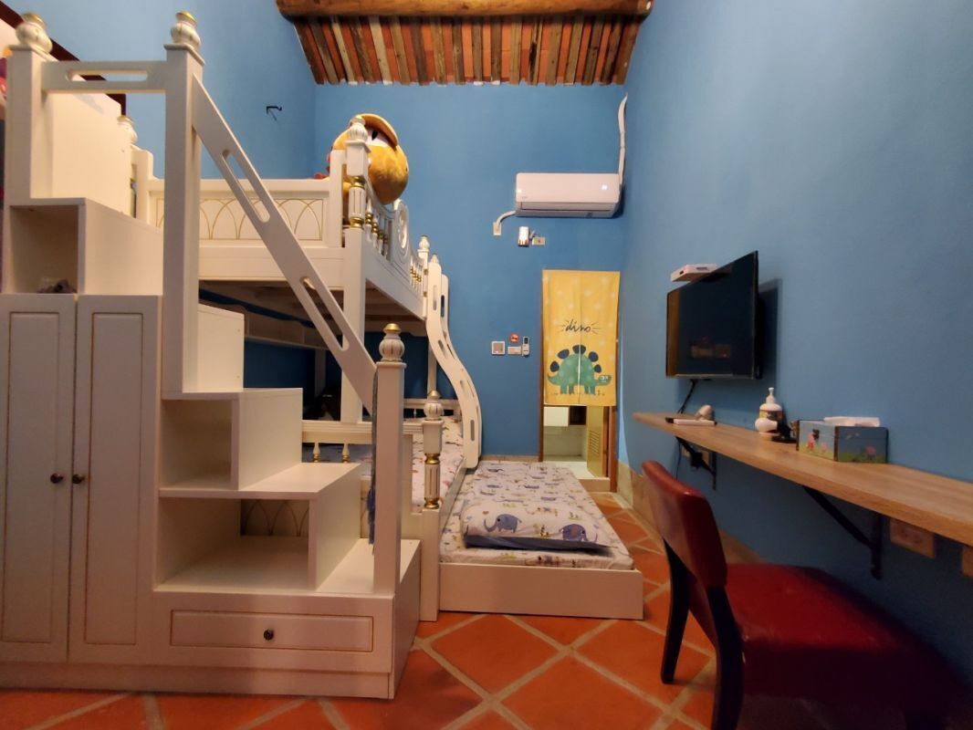 Neljän hengen perhehuone | Työpöytä, pimennysverhot, ilmainen Wi-Fi