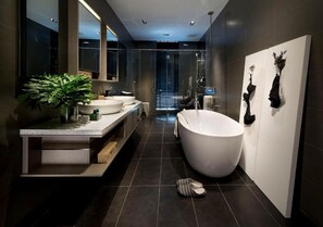 Exclusive Loft Suite (Duplex) | Deep-soaking bathtub - Expressionz Suites by iHost Global (Kuala Lumpur)