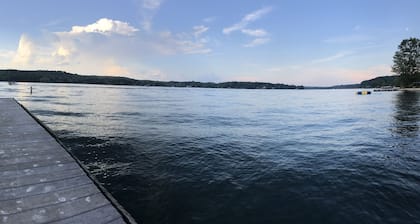 Cozy Lakeside Cabin with Hot tub near Bloomington and Brown County