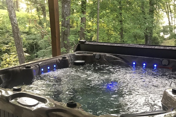 Banyera d'hidromassatge a l'aire lliure