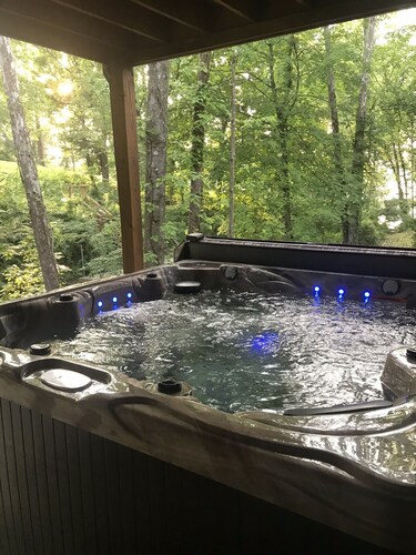 Cozy Lakeside Cabin with Hot tub near Bloomington and Brown County