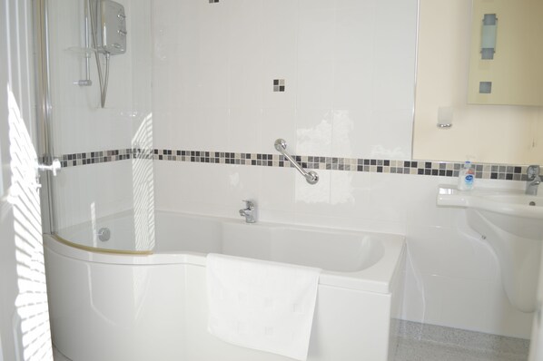 A modern bathroom with a glass-enclosed shower, a bathtub, and a sink. - Waterside Villa, shore front location with 22m balcony, 5 bathrooms, sleeps 8 (Tighnabruaich)