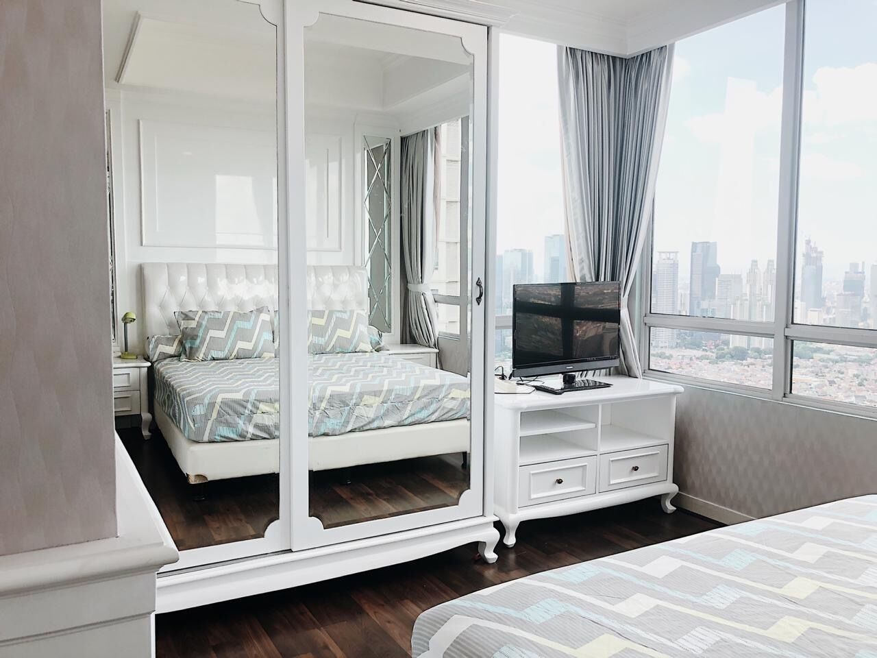 2 عدّة غرف نوم ومكواة/لوح كي وملاءات أسرّة