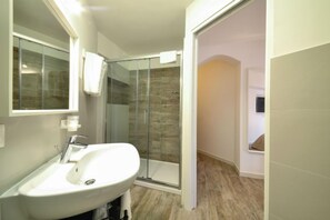 Quadruple Room | Bathroom