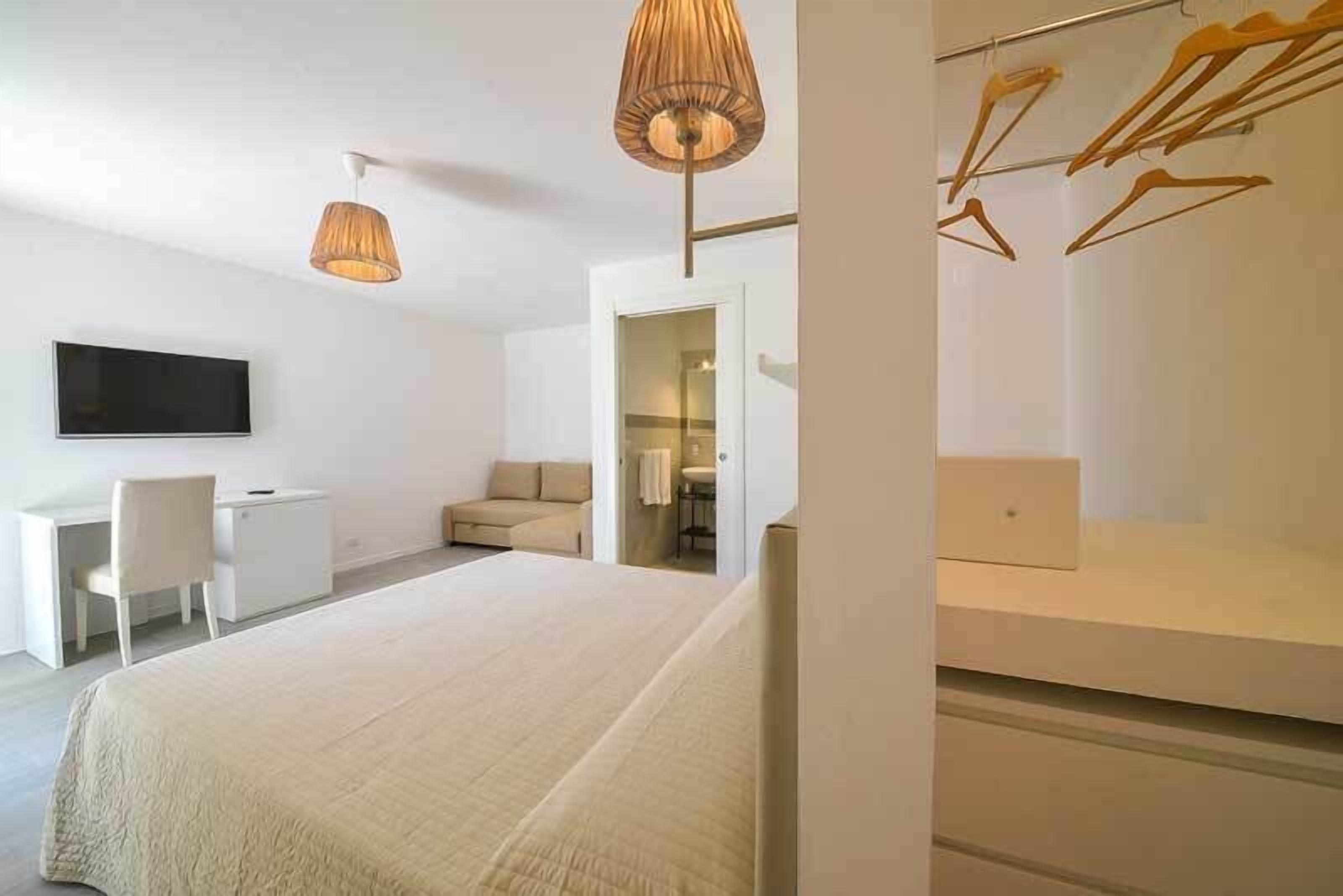 Habitación cuádruple | Caja fuerte, escritorio, cortinas opacas y wifi gratis