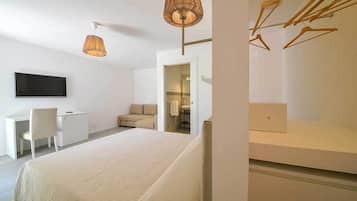 Habitación cuádruple | Caja fuerte, escritorio, cortinas opacas y wifi gratis