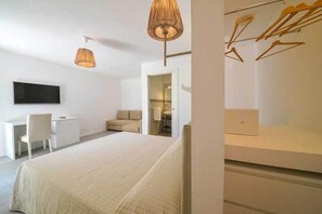 Quadruple Room | In-room safe, desk, blackout drapes, free WiFi - Villa D'Amato (Peschici)