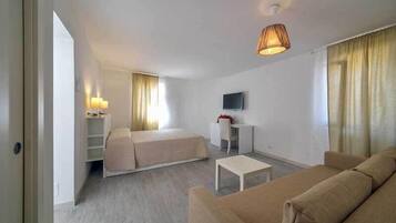 Vierpersoonskamer | Een kluis op de kamer, een bureau, verduisterende gordijnen, gratis wifi