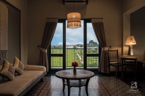 Panoramic Suite | Minibar, in-room safe, desk, blackout drapes - Le Clos Du Fil (Hoa Lu)