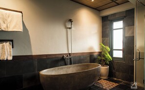 Panoramic Suite | Bathroom | Shower, rainfall showerhead, free toiletries, hair dryer - Le Clos Du Fil (Hoa Lu)
