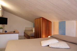 1 chambre, fer et planche à repasser, lit parapluie