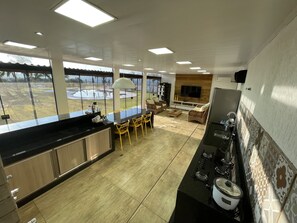 Geladeira, micro-ondas, fogão, cooktop