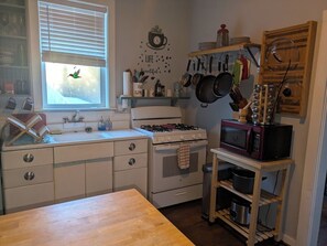 Kjøleskap, mikrobølgeovn, ovn og kokeplater