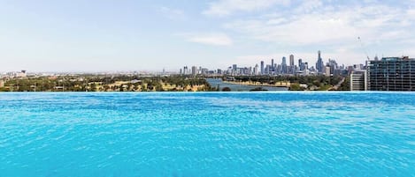 Una piscina in terrazza, una piscina riscaldata