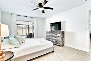 4 habitaciones, escritorio y tabla de planchar con plancha