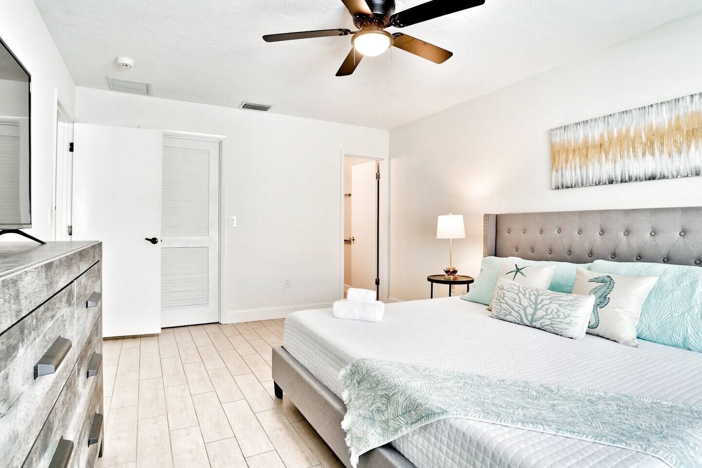 4 chambres, bureau, fer et planche à repasser, lit parapluie