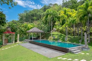 Utendørsbasseng og et oppvarmet basseng