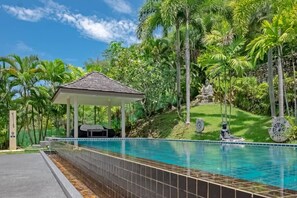 Utendørsbasseng og et oppvarmet basseng