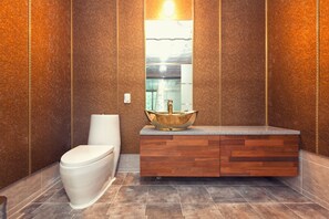 Separate tub and shower, jetted tub, free toiletries, hair dryer