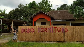 Vista frontal de la propiedad