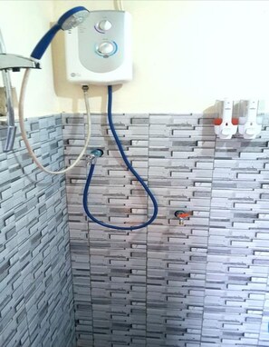 Bathroom shower - Dodo Dormitory Backpacker (Borobudur)