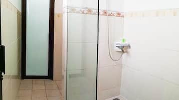 Habitación cuádruple superior, varias camas | Baño | Regadera, amenidades de baño gratuitas, toallas