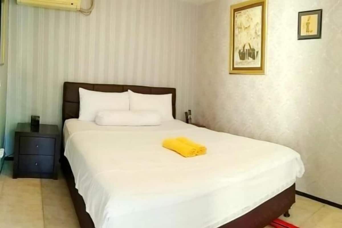 Desk, free WiFi, bed sheets