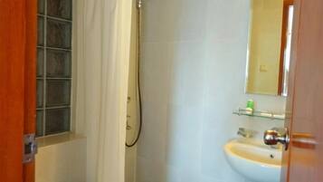 Shower, free toiletries, towels