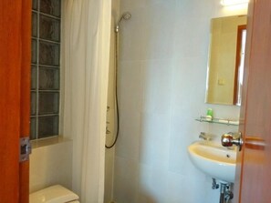 Regadera, amenidades de baño gratuitas, toallas