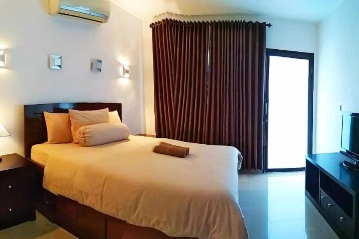 Desk, free WiFi, bed sheets