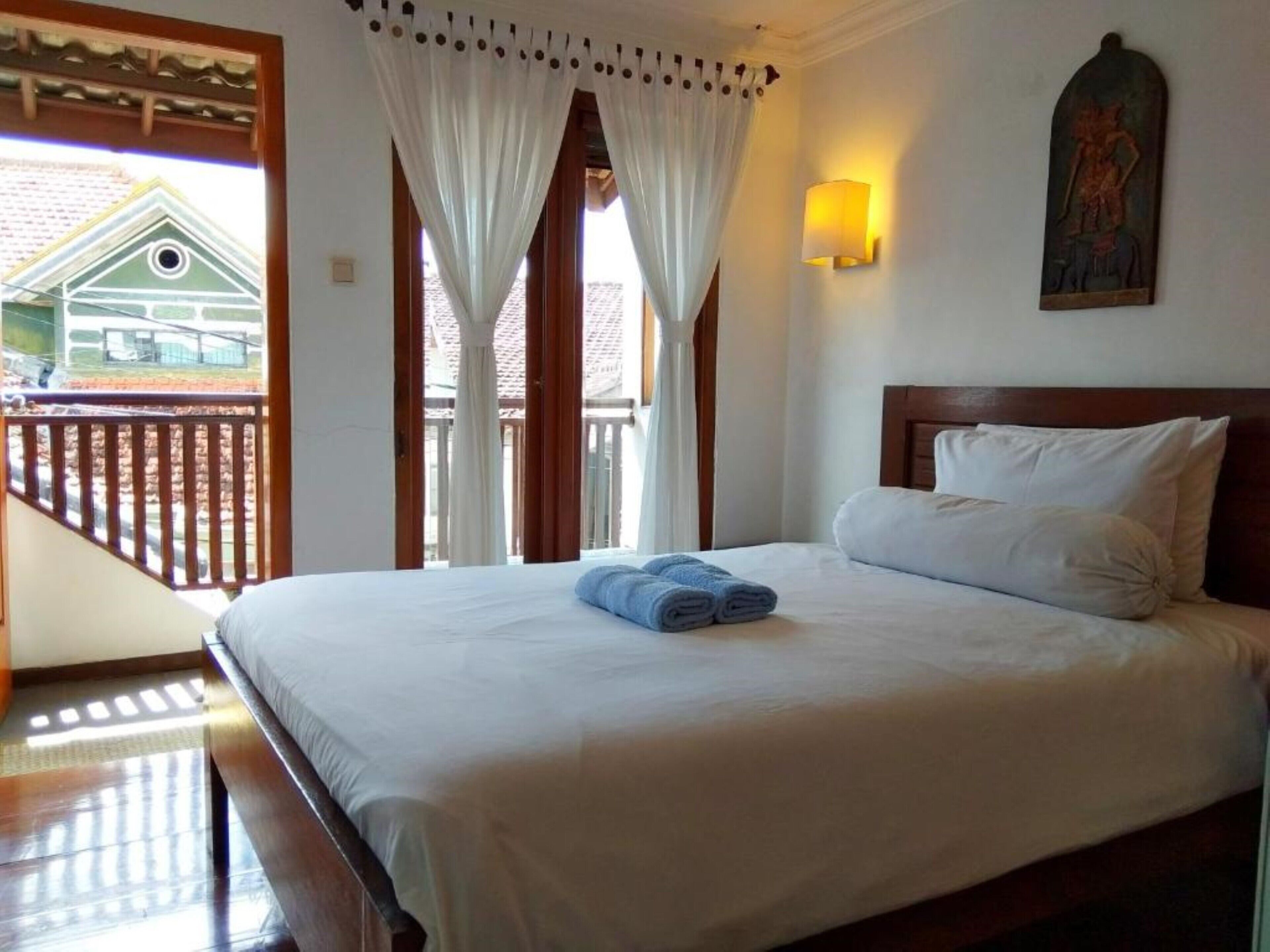 Desk, free WiFi, bed sheets