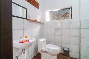 Standard Double Room | Bathroom | Shower, towels