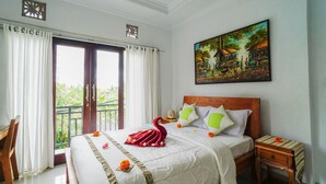Une chambre d’hôtel avec un lit, une table de chevet en bois, un tableau au mur et un balcon avec des rideaux.