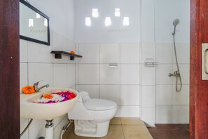 Standard Double Room | Bathroom - Molecha Guest House (Ubud)