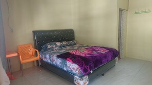 Une chambre à coucher avec un lit, une chaise et une porte.