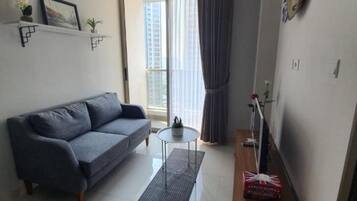 Studio | Living room | 32-inch TV with cable channels