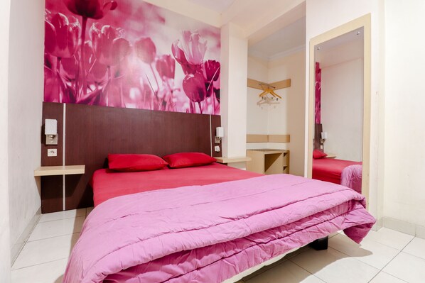 Superior Double Room, 1 Queen Bed | Bed sheets - Bi.es Homestay (Yogyakarta)