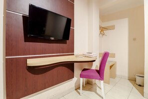 Superior Double Room, 1 Queen Bed | Bed sheets - Bi.es Homestay (Yogyakarta)