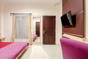 Superior Double Room, 1 Queen Bed | Bed sheets - Bi.es Homestay (Yogyakarta)