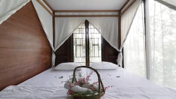 Desk, free WiFi, bed sheets