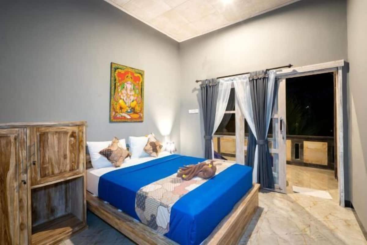 Minibar, desk, soundproofing, WiFi (free)