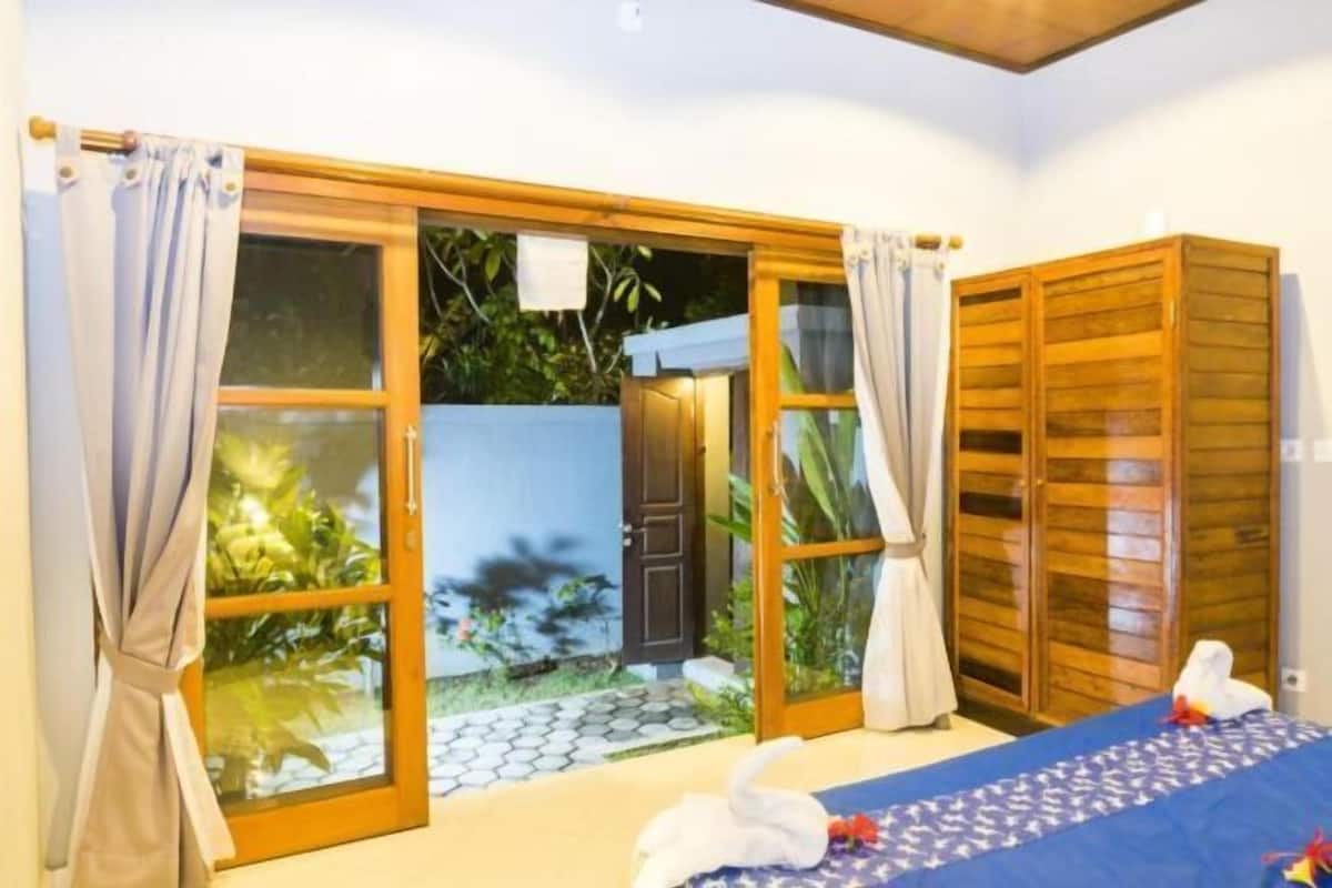 Minibar, desk, soundproofing, WiFi (free)